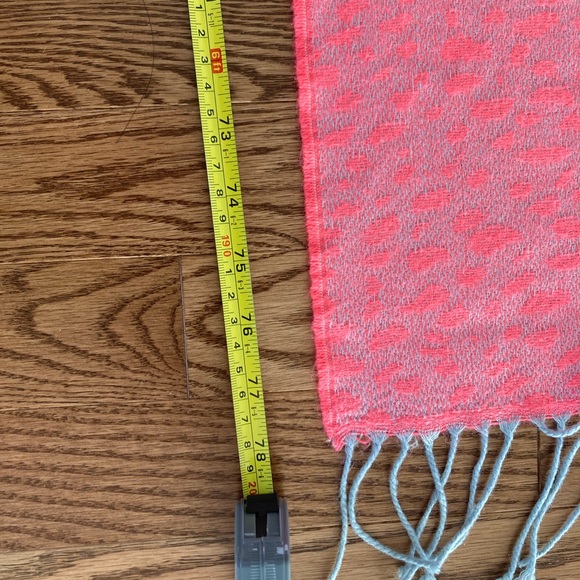 Gap scarf, soft and warm, perfect condition! - Picture 7 of 8